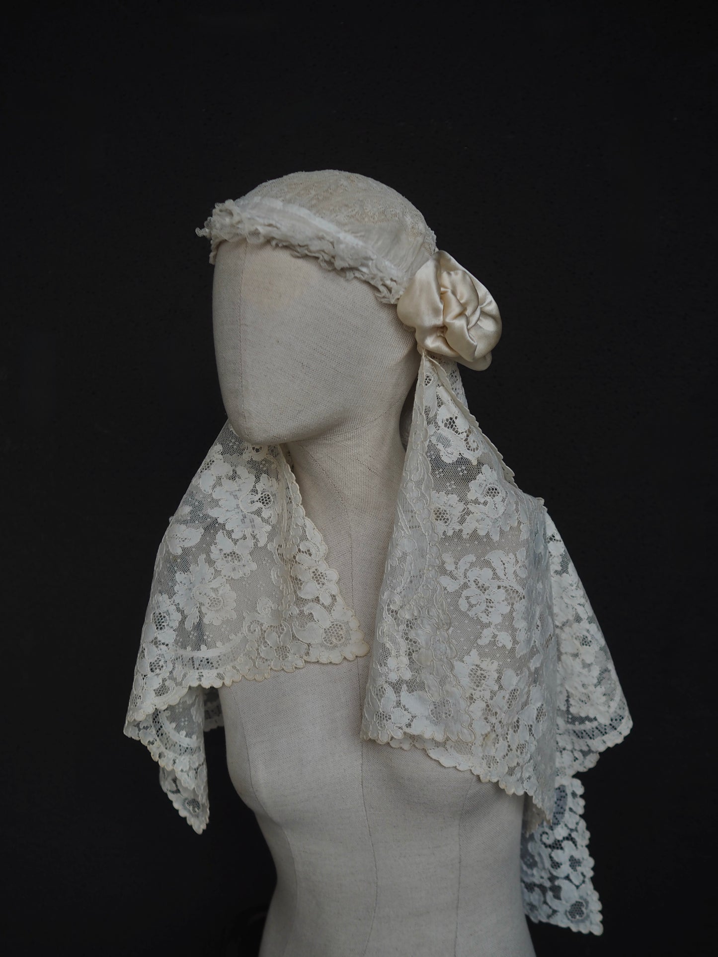 Antique Lace Juliet Veil with Silk Rosette