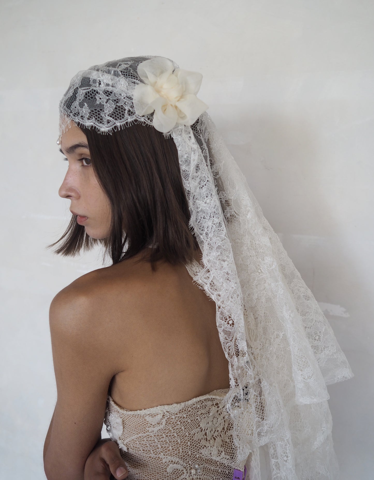 Lace headpiece with flowers