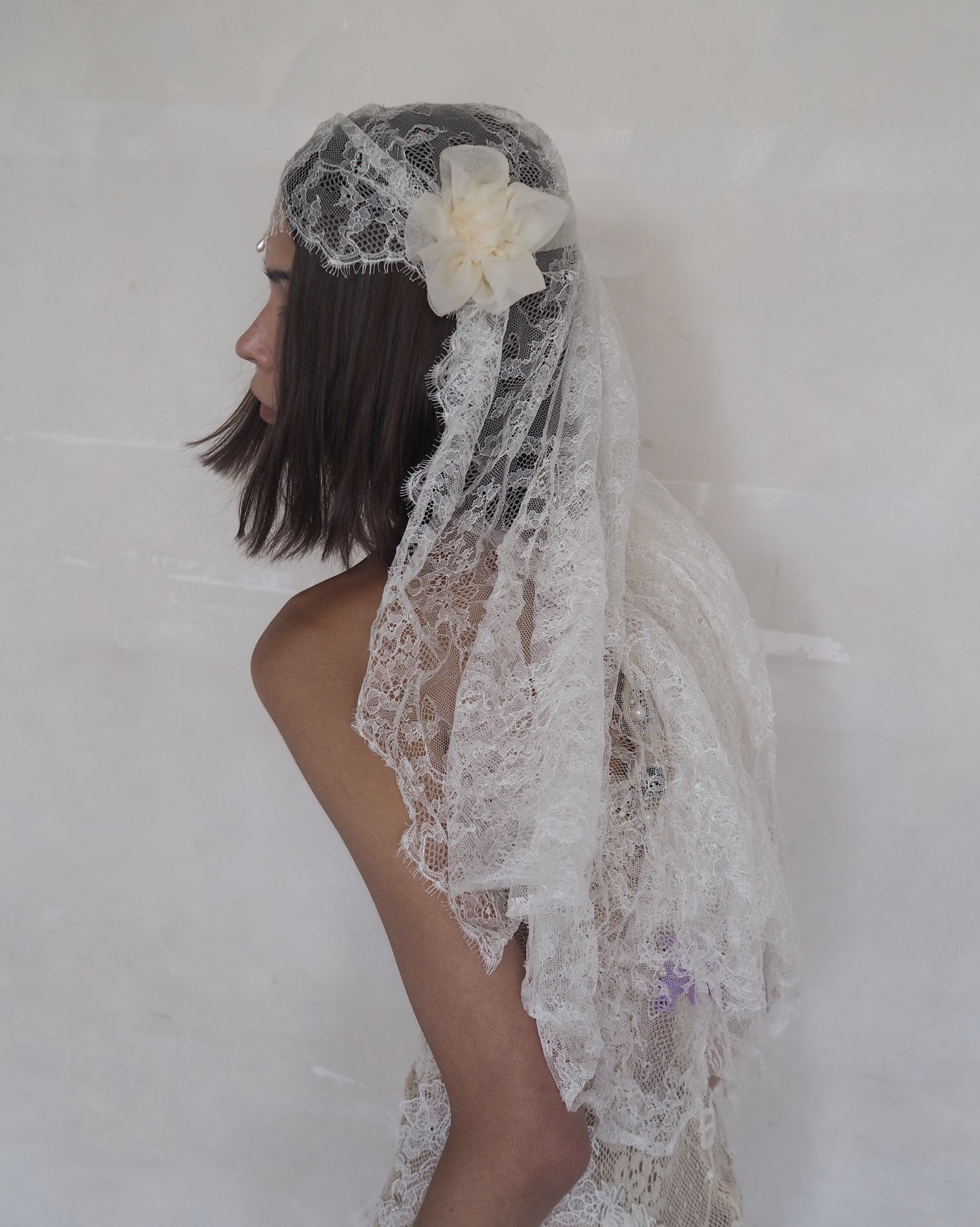 Lace headpiece with flowers