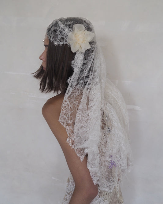 Lace headpiece with flowers